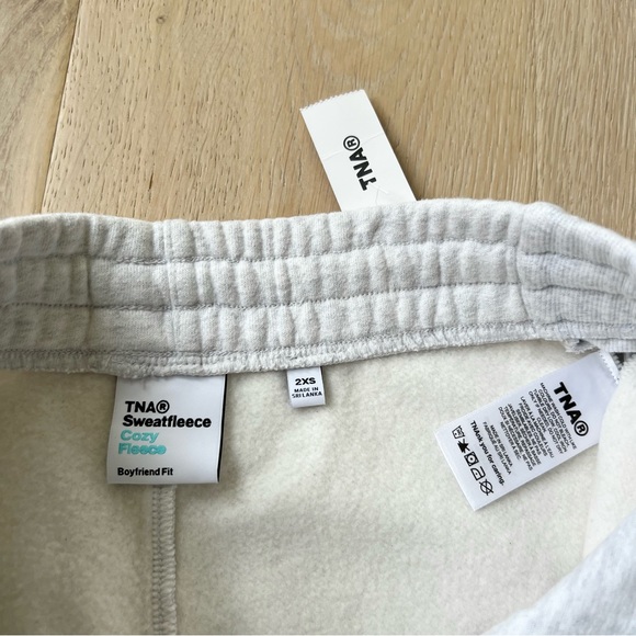 NEW Aritzia TNA Sweatshorts - Picture 8 of 8